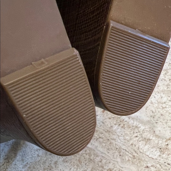 Guess Brown and Gold Sandals - Picture 6 of 7